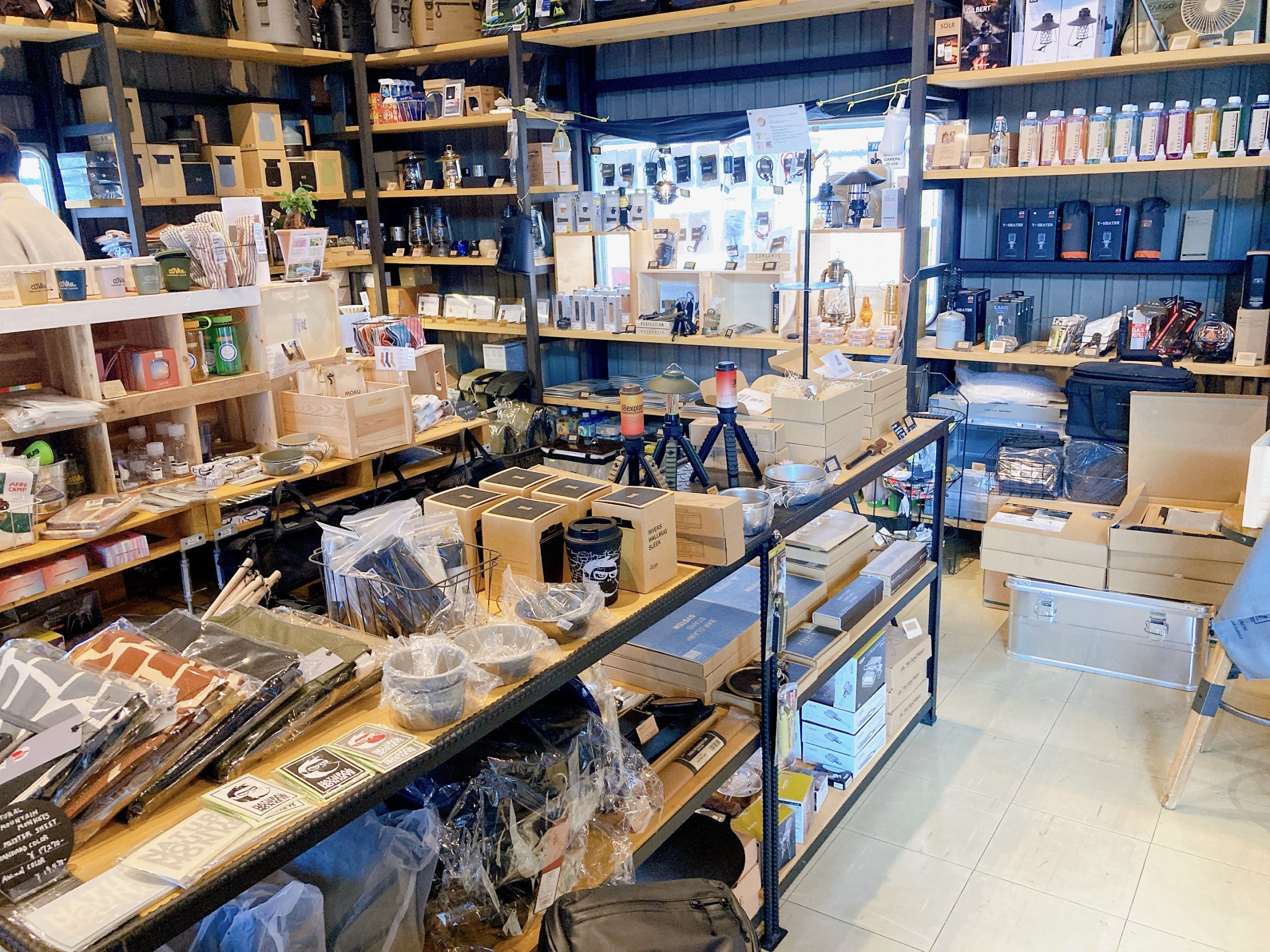 店内に並ぶアウトドア用品と生活雑貨